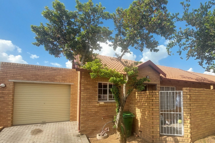 2 Bedroom Property for Sale in The Reeds Gauteng