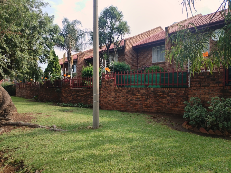 To Let 2 Bedroom Property for Rent in Dayanglen Gauteng