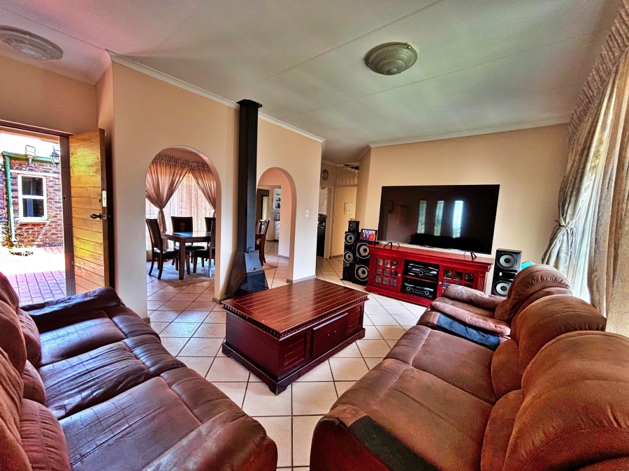 5 Bedroom Property for Sale in The Reeds Gauteng