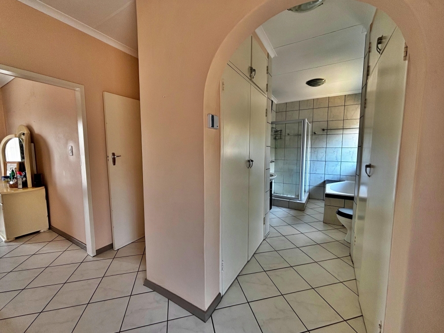 5 Bedroom Property for Sale in The Reeds Gauteng