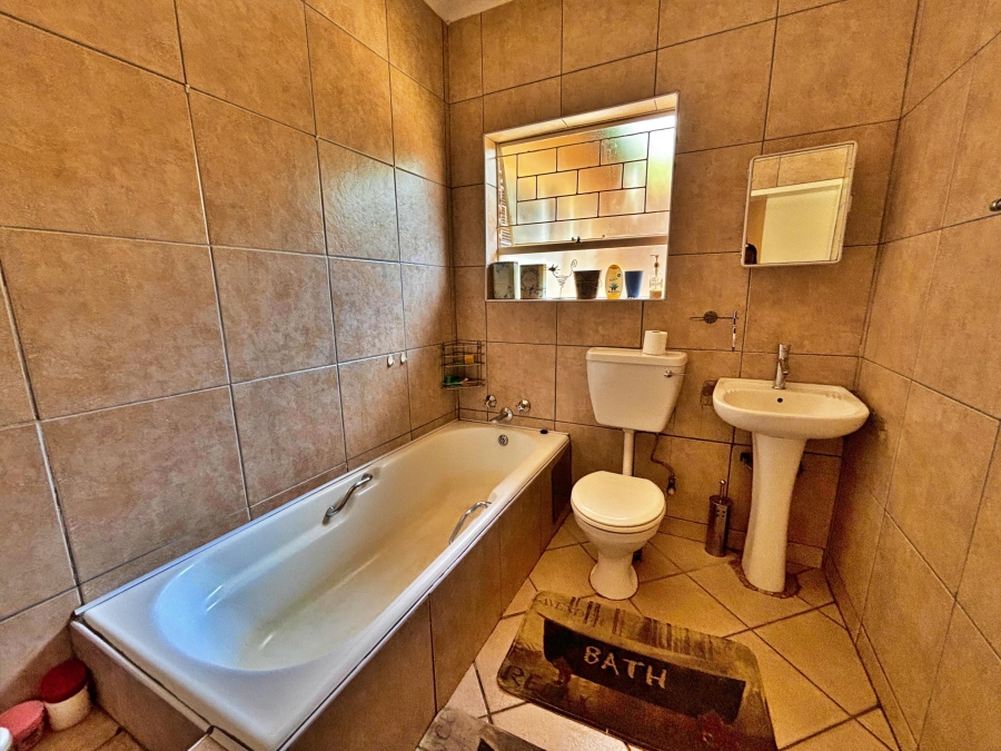 5 Bedroom Property for Sale in The Reeds Gauteng