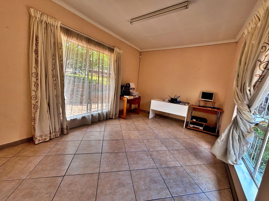 5 Bedroom Property for Sale in The Reeds Gauteng