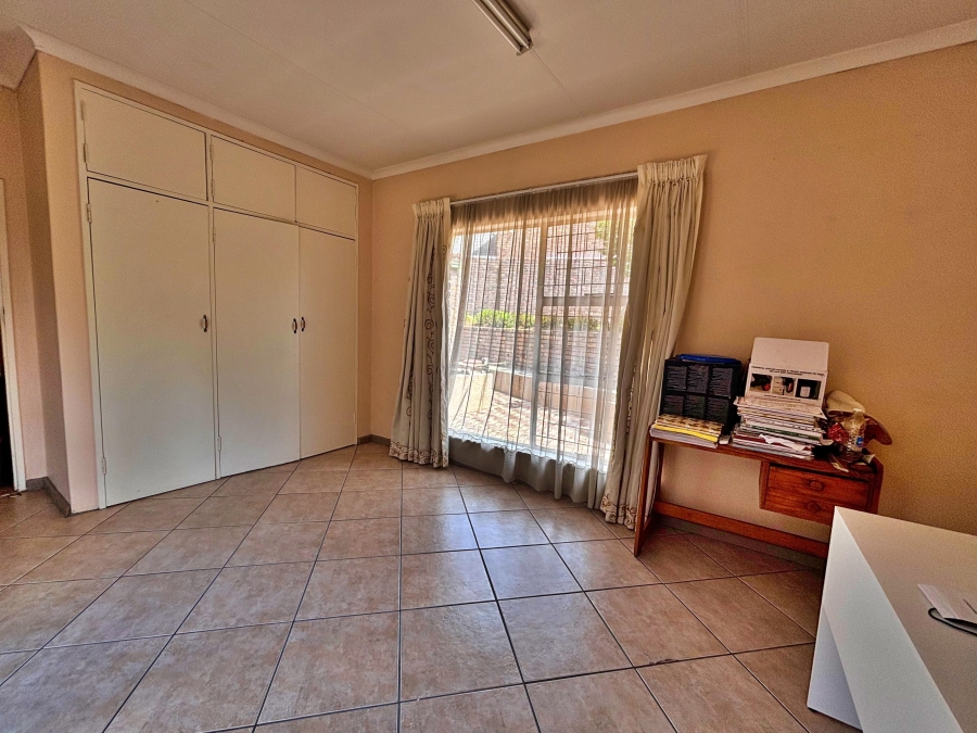 5 Bedroom Property for Sale in The Reeds Gauteng