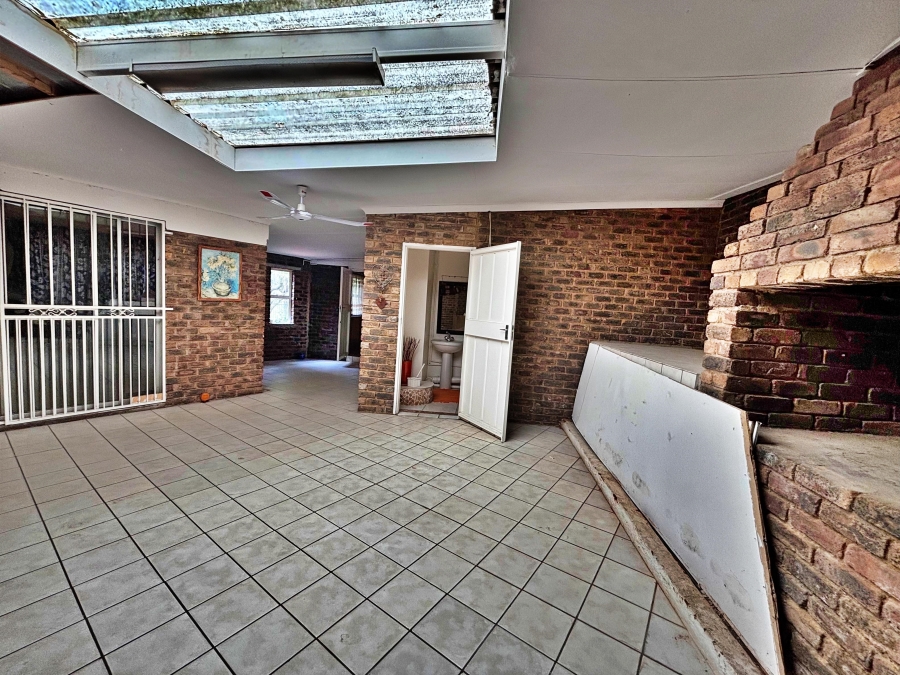 5 Bedroom Property for Sale in The Reeds Gauteng