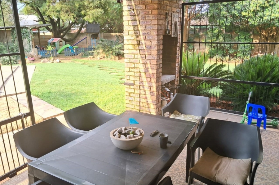 6 Bedroom Property for Sale in Lyttelton Manor Gauteng