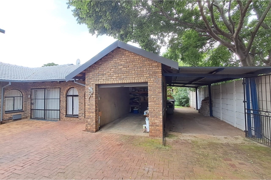 6 Bedroom Property for Sale in Lyttelton Manor Gauteng