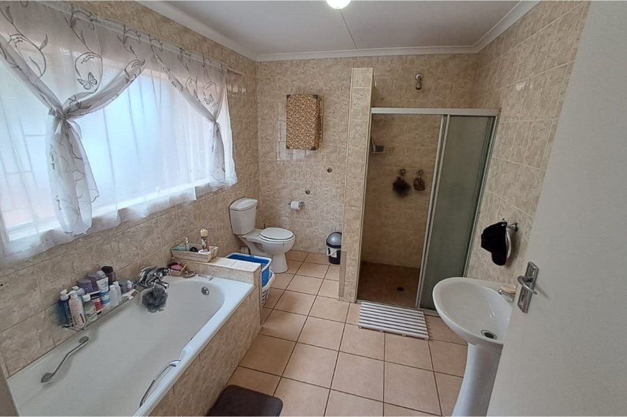 6 Bedroom Property for Sale in Lyttelton Manor Gauteng