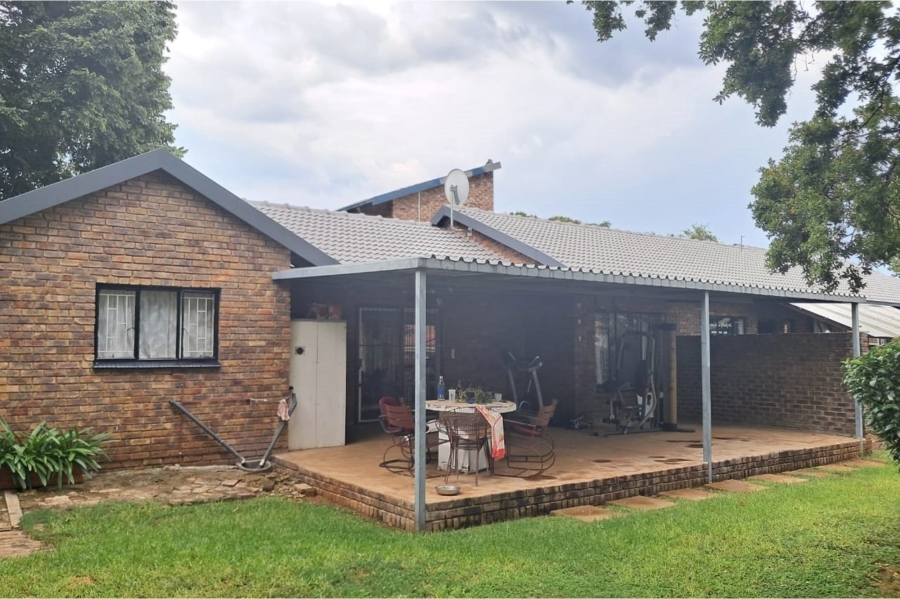 6 Bedroom Property for Sale in Lyttelton Manor Gauteng