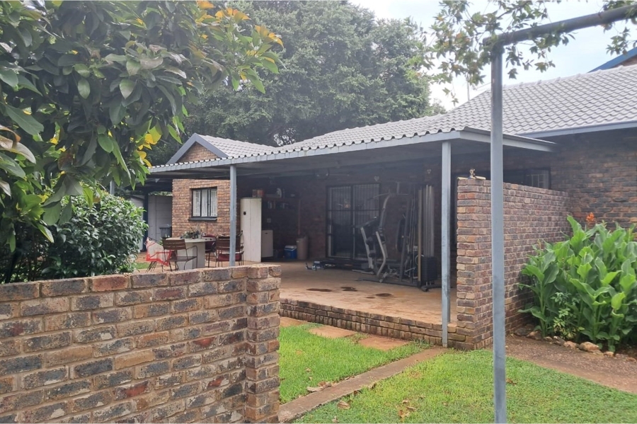 6 Bedroom Property for Sale in Lyttelton Manor Gauteng