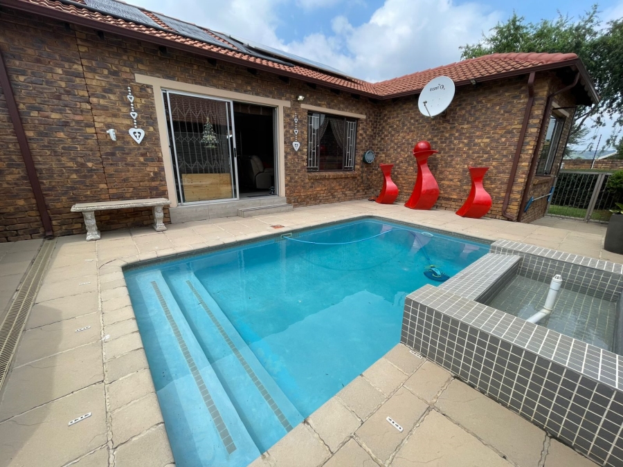 3 Bedroom Property for Sale in Radiokop Gauteng