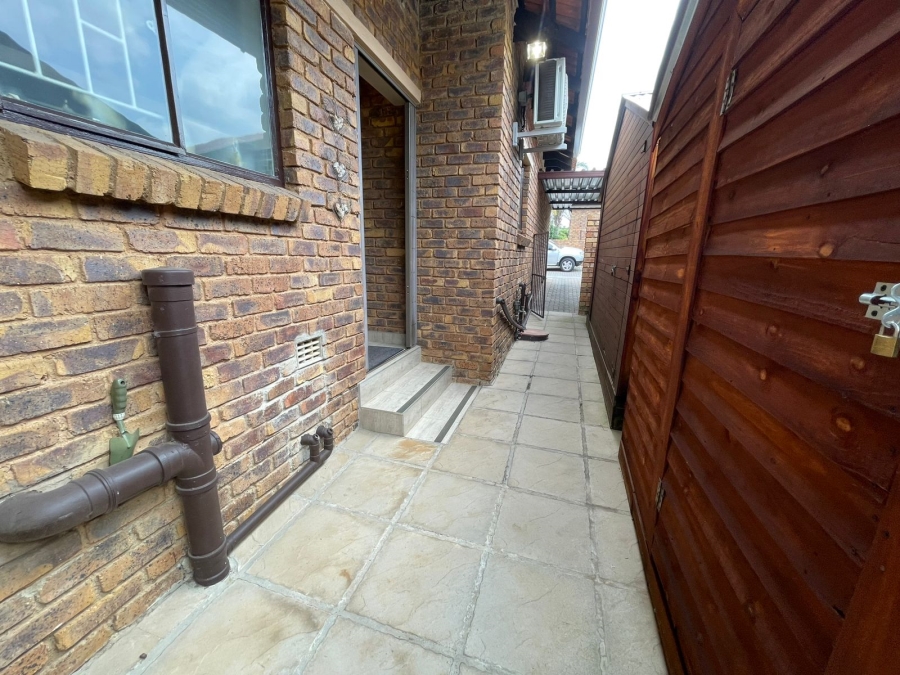 3 Bedroom Property for Sale in Radiokop Gauteng