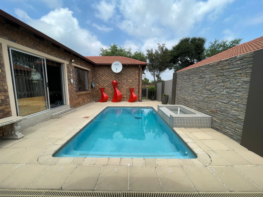 3 Bedroom Property for Sale in Radiokop Gauteng