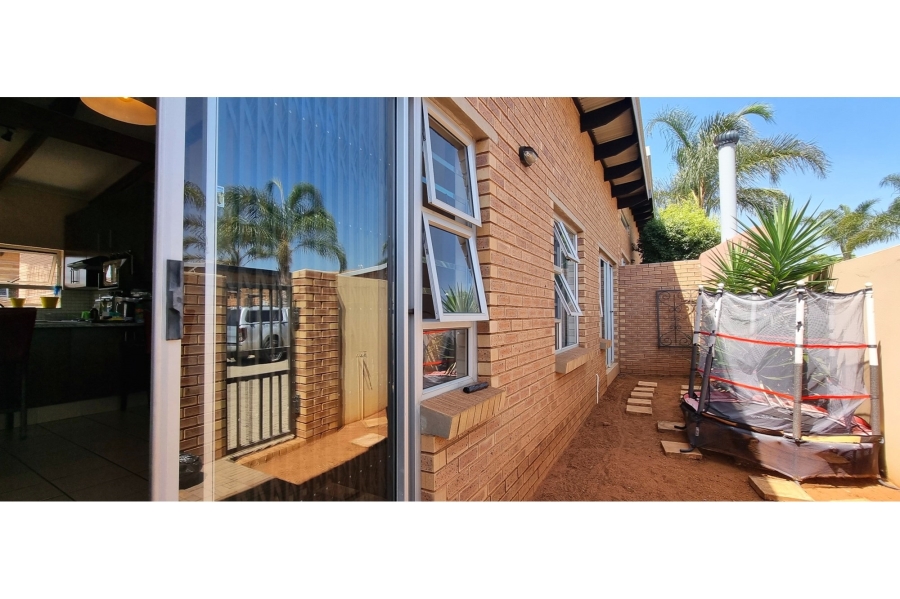 To Let 3 Bedroom Property for Rent in Glen Marais Gauteng