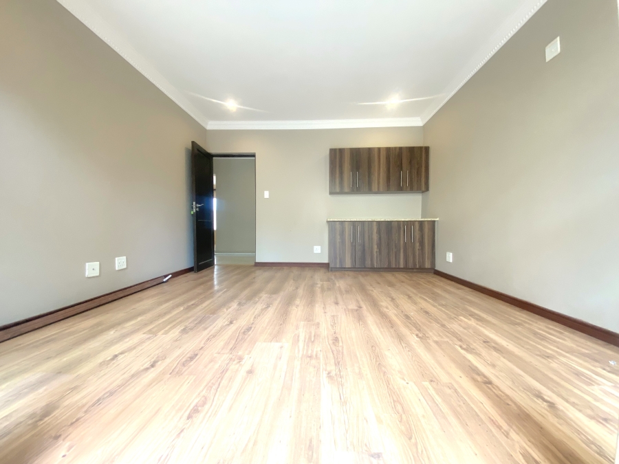 5 Bedroom Property for Sale in Willow Acres Gauteng