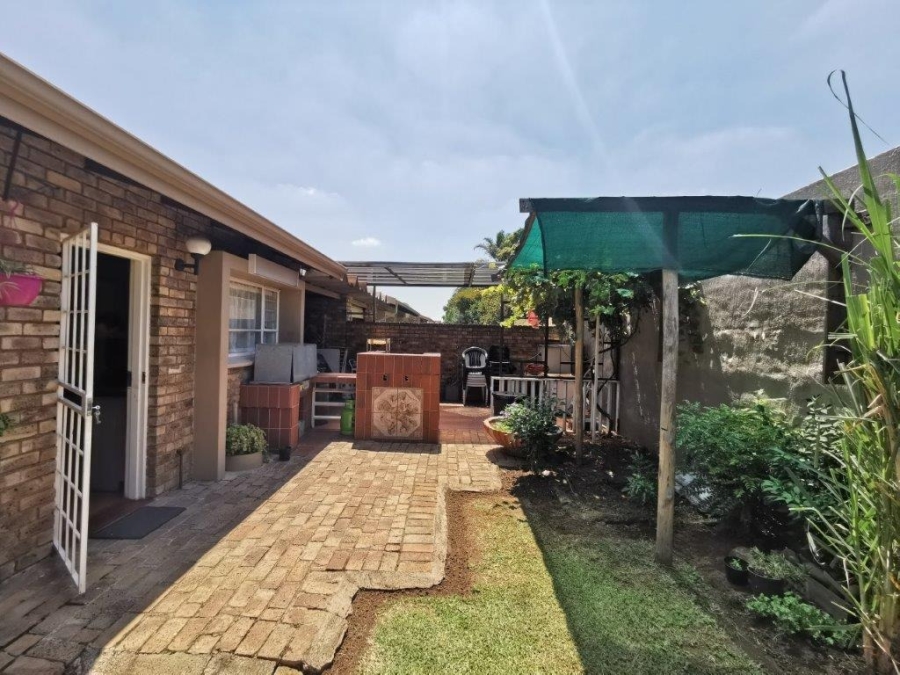 3 Bedroom Property for Sale in Brackendowns Gauteng