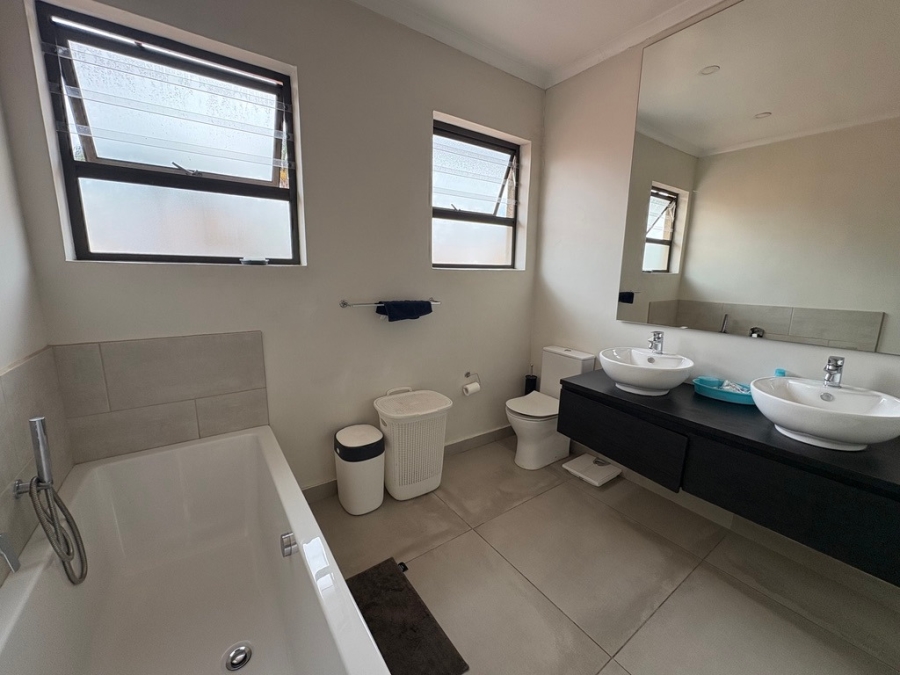 To Let 4 Bedroom Property for Rent in Sandown Gauteng