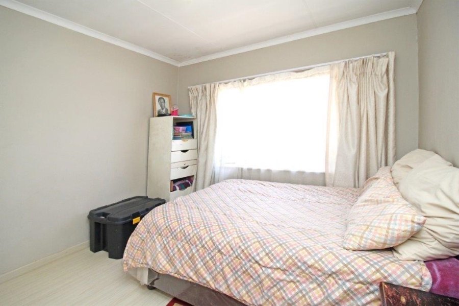 To Let 3 Bedroom Property for Rent in Corlett Gardens Gauteng