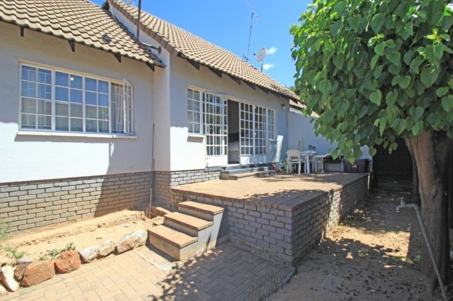 To Let 3 Bedroom Property for Rent in Corlett Gardens Gauteng