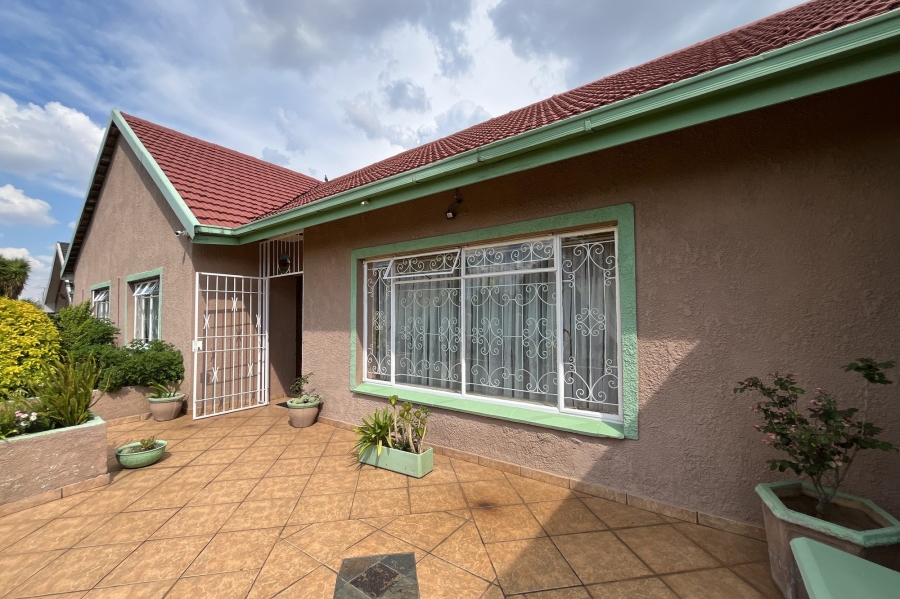 4 Bedroom Property for Sale in Robertsham Gauteng