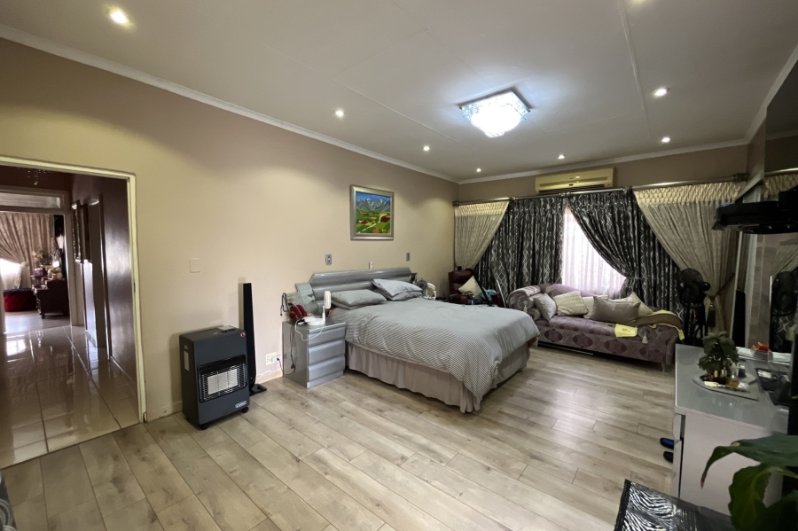 4 Bedroom Property for Sale in Robertsham Gauteng