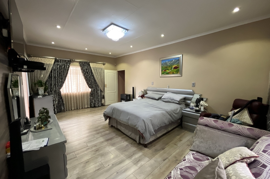 4 Bedroom Property for Sale in Robertsham Gauteng