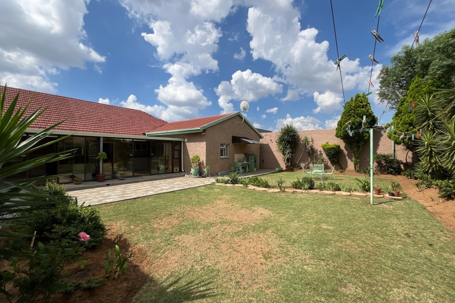 4 Bedroom Property for Sale in Robertsham Gauteng