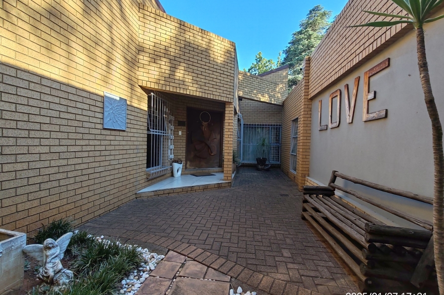 5 Bedroom Property for Sale in Kookrus Gauteng