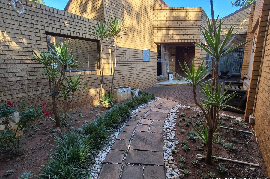 5 Bedroom Property for Sale in Kookrus Gauteng