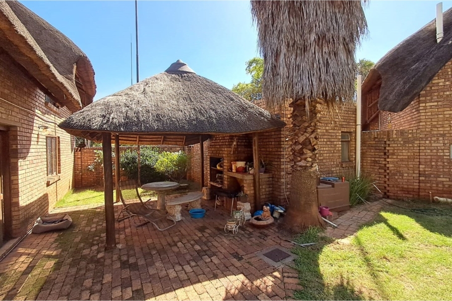 3 Bedroom Property for Sale in Die Hoewes Gauteng