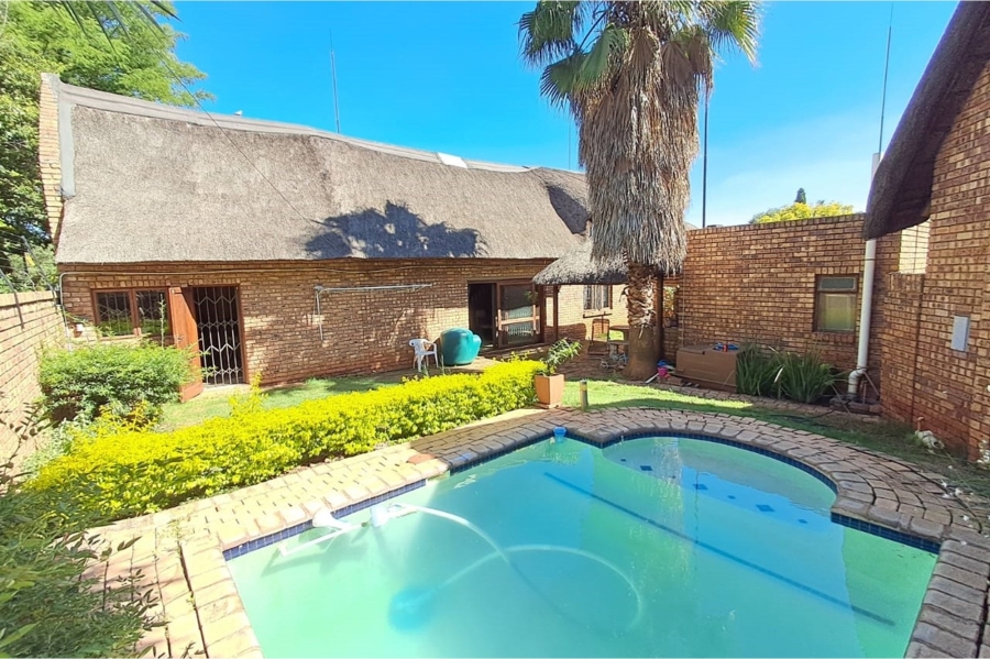 3 Bedroom Property for Sale in Die Hoewes Gauteng