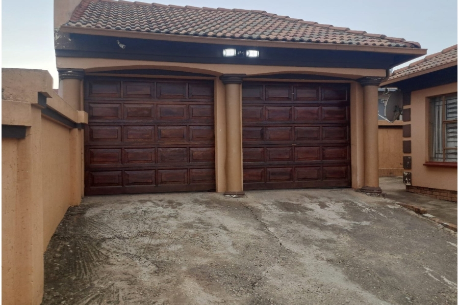 3 Bedroom Property for Sale in Clayville Gauteng