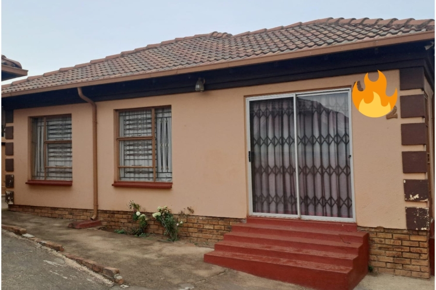 3 Bedroom Property for Sale in Clayville Gauteng