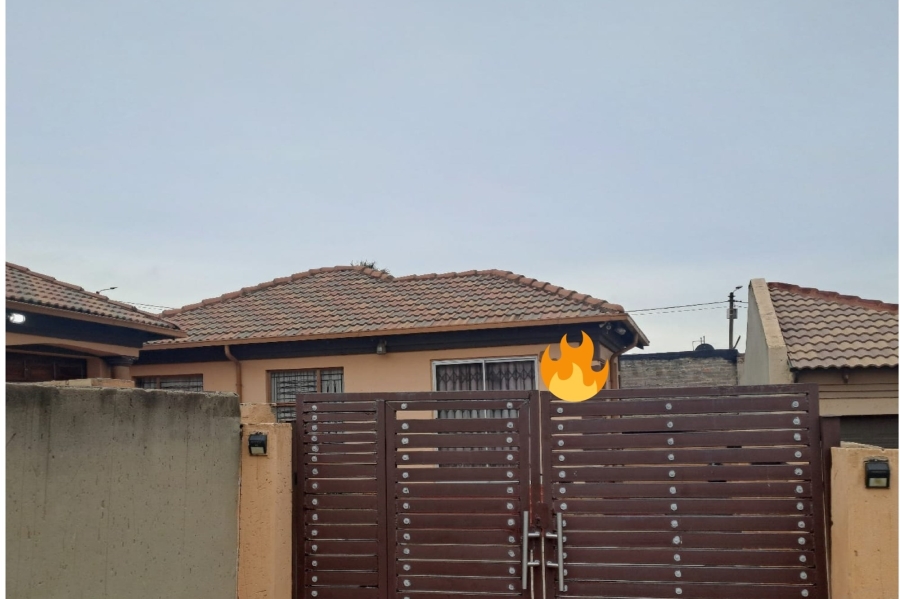 3 Bedroom Property for Sale in Clayville Gauteng