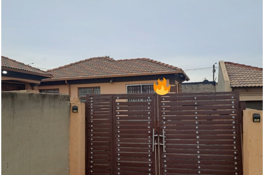 3 Bedroom Property for Sale in Clayville Gauteng