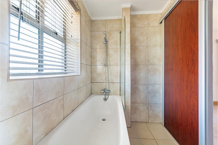 1 Bedroom Property for Sale in Sandhurst Gauteng