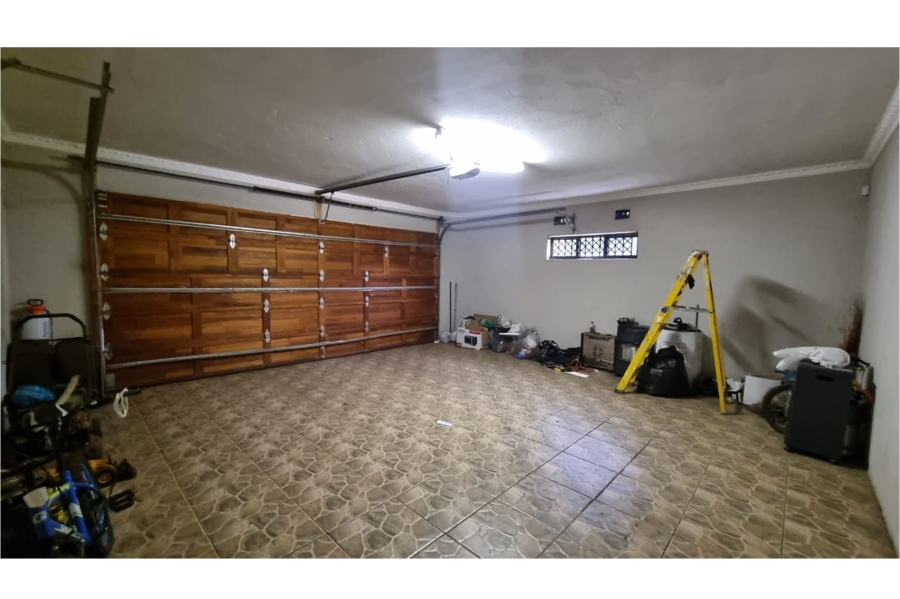 8 Bedroom Property for Sale in Dunnottar Gauteng