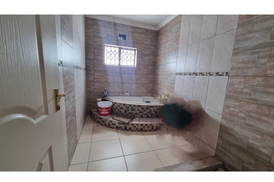 8 Bedroom Property for Sale in Dunnottar Gauteng