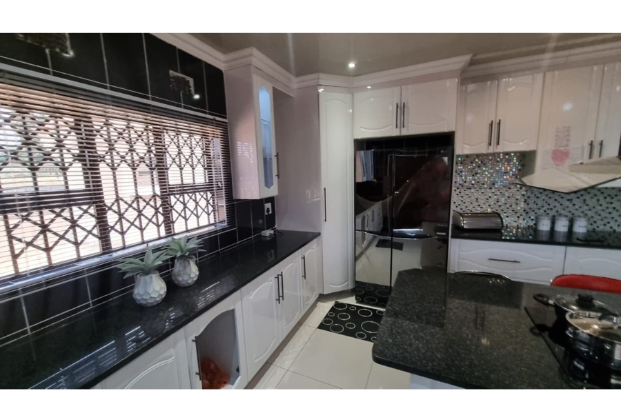 8 Bedroom Property for Sale in Dunnottar Gauteng