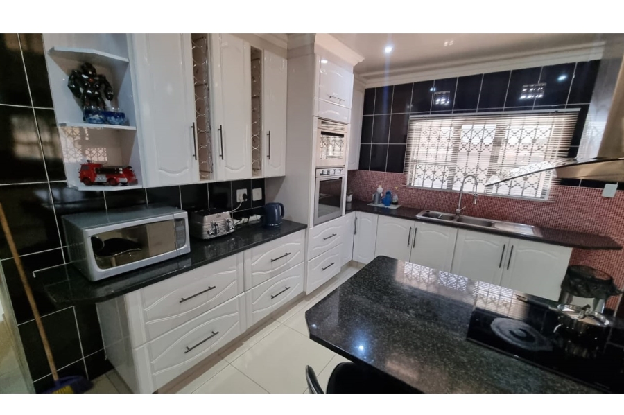 8 Bedroom Property for Sale in Dunnottar Gauteng