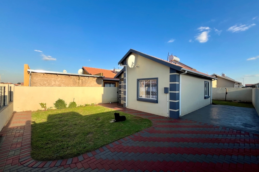 2 Bedroom Property for Sale in Buhle Park Gauteng