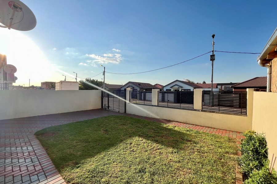 2 Bedroom Property for Sale in Buhle Park Gauteng