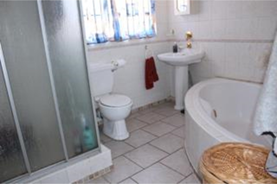 4 Bedroom Property for Sale in Roodekrans Gauteng