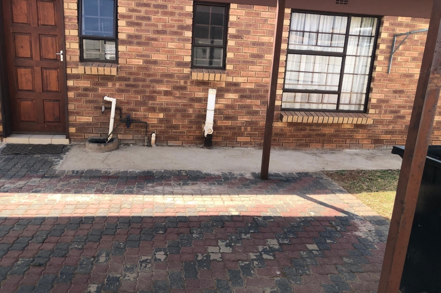 3 Bedroom Property for Sale in Clayville Gauteng