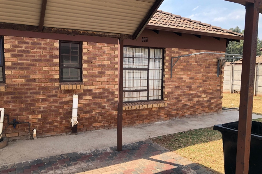 3 Bedroom Property for Sale in Clayville Gauteng