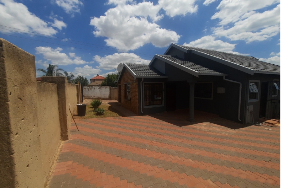 3 Bedroom Property for Sale in Clayville Gauteng