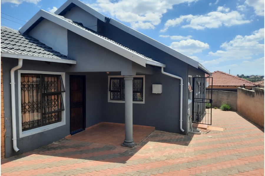 3 Bedroom Property for Sale in Clayville Gauteng