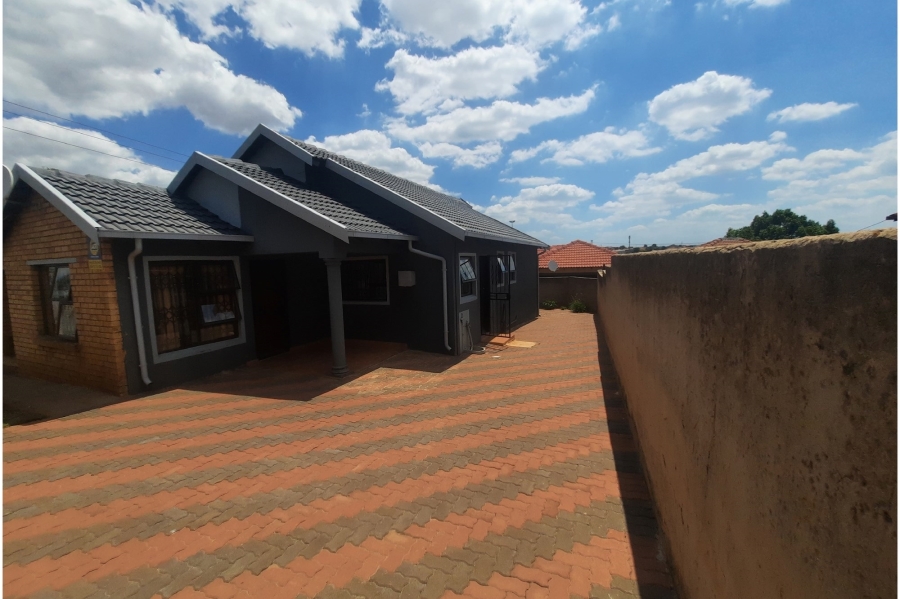 3 Bedroom Property for Sale in Clayville Gauteng