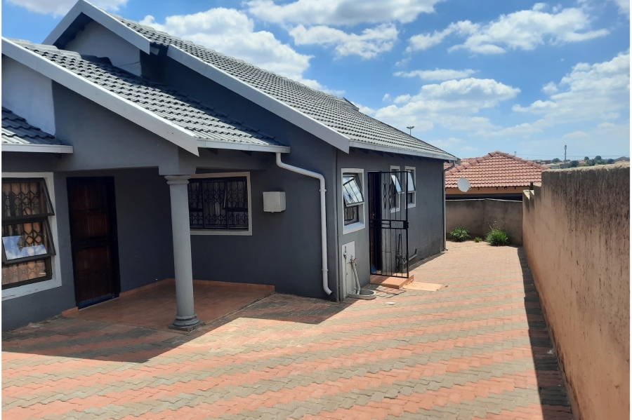 3 Bedroom Property for Sale in Clayville Gauteng