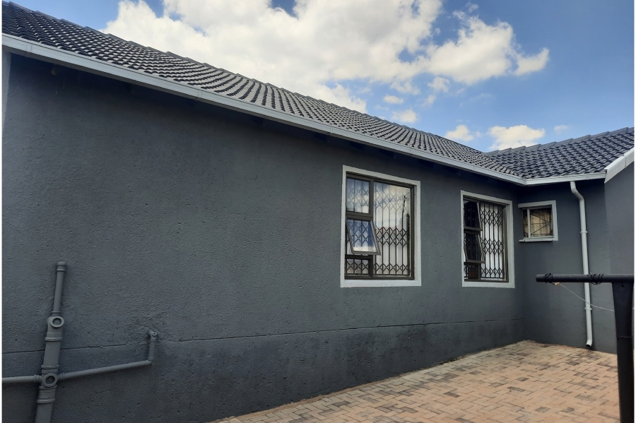 3 Bedroom Property for Sale in Clayville Gauteng