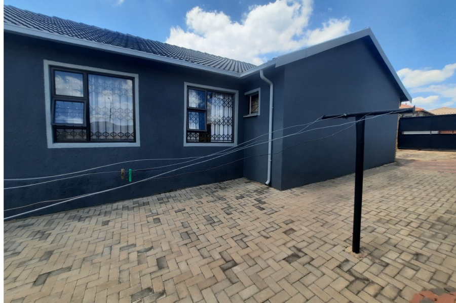 3 Bedroom Property for Sale in Clayville Gauteng